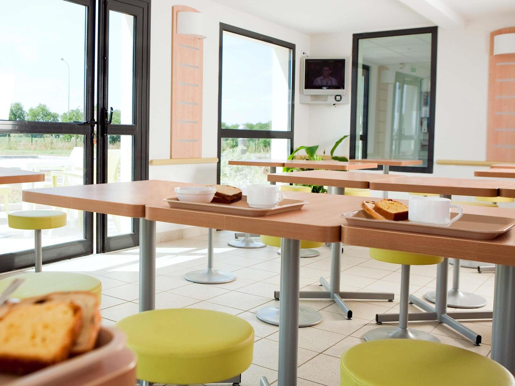 Ibis Budget Niort - La Crèche Hotel 2*